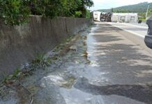 Carreta carregada com produto química tomba na BR-101, em Biguaçu