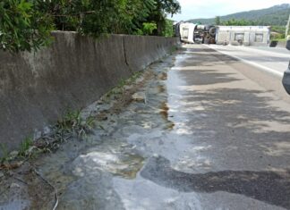 Carreta carregada com produto química tomba na BR-101, em Biguaçu