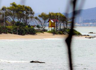 Bombeiros retomam as buscas por jovem que desapareceu na Praia da Saudade, em Penha