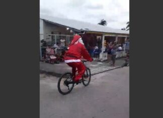 Papai Noel vai de bicicleta até a Associação Caminhar Juntos