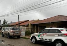 PMSC cumpre mandados de busca e apreensão em Penha; homem acaba preso com munições e artefato de uso restrito