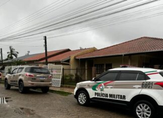 PMSC cumpre mandados de busca e apreensão em Penha; homem acaba preso com munições e artefato de uso restrito