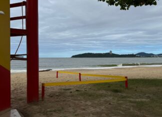 Bombeiros buscam por corpo de homem que se afogou na praia de Balneário Piçarras