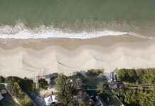 Guarda-vidas de Penha salvam a vida de homem que se afogava na Praia de Armação