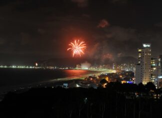 Balneário Piçarras e Barra Velha terão shows pirotécnicos nesta noite; veja onde assistir