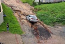 Veículo cai em cratera da rua 4.190; moradores cobram manutenção
