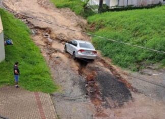 Veículo cai em cratera da rua 4.190; moradores cobram manutenção