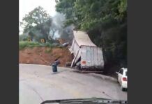Caminhão carregado de ácido sulfônico colide na Serra da Dona Francisca