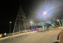 Decoração natalina da Praça Antônio Carlos Konder Reis é vandalizada