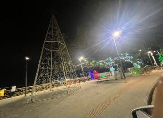 Decoração natalina da Praça Antônio Carlos Konder Reis é vandalizada