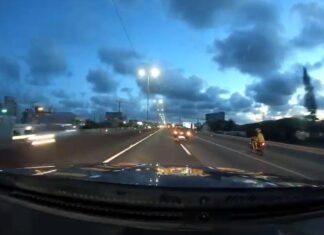 Motociclista com placa levantada tenta fugir mas é abordado pela PRF, em Barra Velha