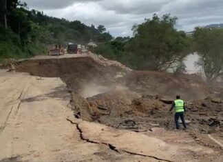BR-470 em Rio do Sul tem novo deslizamento de terra