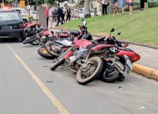 Motorista embriagado derruba nove motos e é preso após ameaçar policiais