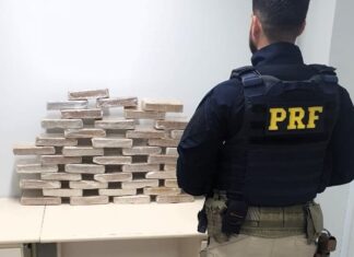 Homem tenta fugir mas é preso transportando 42 quilos de cocaína em São José