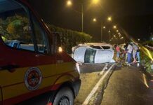 Motorista capota o carro na Transbeto; suspeita é de que dirigia embriagado