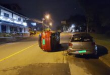 Motorista bate em carro estacionado e tomba automóvel