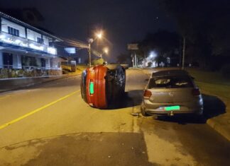 Motorista bate em carro estacionado e tomba automóvel