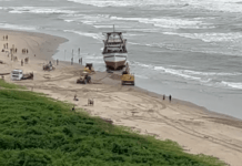 Equipes seguem tentando desencalhar barco em Navegantes