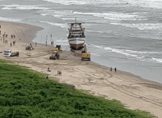 Equipes seguem tentando desencalhar barco em Navegantes