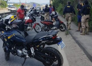 Motocicleta com dispositivo para ocultar placa é flagrada na BR-101 em Itajaí