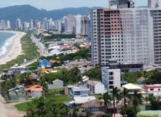 Visitas domiciliares de orientação sobre a ampliação do esgotamento sanitário seguem em Balneário Piçarras