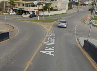 Balneário Piçarras: Motorista de caminhão faz manobra irregular e acerta motociclista