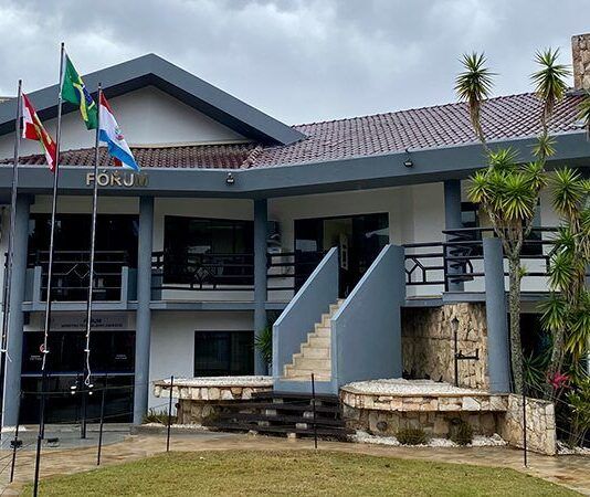 Justiça anula venda de imóvel de casal de idosos e condena advogada por danos morais em Penha
