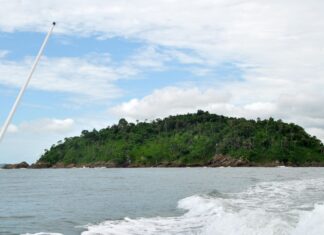 Família é resgatada após naufrágio de embarcação na região da Ilha Feia