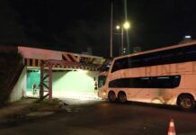 Itapema: Cinco passageiros ficam feridos após ônibus colidir contra viaduto