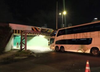Itapema: Cinco passageiros ficam feridos após ônibus colidir contra viaduto