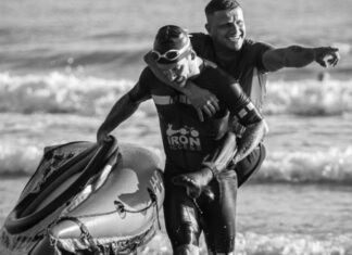 Inclusão: triatleta de Penha disputa provas levando atleta com mobilidade reduzida