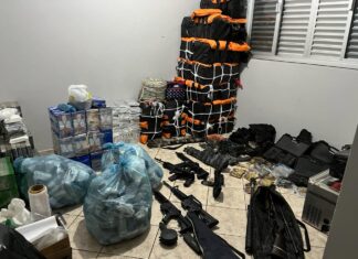 PF apreende cerca de 1.3 Toneladas de cocaína, armas e munições e prende seis pessoas em SC