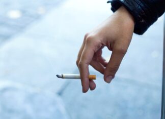 Agora é Lei: Sancionado projeto que proíbe consumo de cigarro em parques infantis de SC