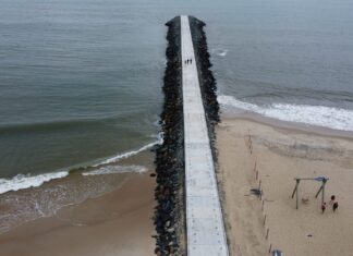 Urbanização: Placas de concreto começam a ser instaladas nos três molhes de pedras