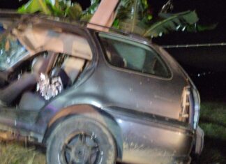 Navegantes: Motorista perde o controle e colide contra poste na SC-414