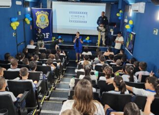 Carreta cinema da Polícia Rodoviária Federal está em Barra Velha
