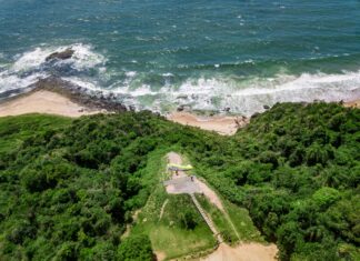 Penha: Voluntários realizam mutirão de limpeza na Praia Vermelha