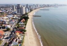 Balneário Piçarras hasteia Bandeira Azul para temporada 2025/2026