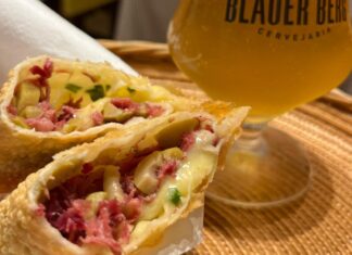 Pastel de carne seca com caipicana ou chopp: a combinação do momento na Pastelaria Blumenau