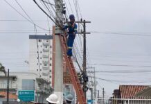 Força-tarefa atua na organização da fiação dos postes de energia em Balneário Piçarras