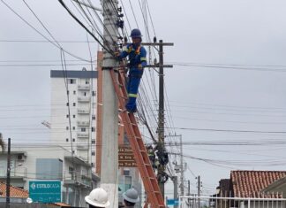 Força-tarefa atua na organização da fiação dos postes de energia em Balneário Piçarras