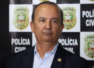 Governador sanciona projeto de lei para multar quem porta e usa drogas em locais públicos de SC