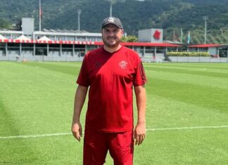 Balneário Piçarras: Escola Craques do Futuro recebe visita de olheiro do Flamengo