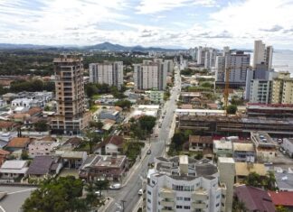 Assistente Social faz visitas domiciliares em área de ampliação do Sistema de Esgotamento Sanitário de Piçarras