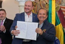 Jorginho Mello transmite cargo de governador do Estado para o presidente da Alesc, Mauro de Nadal