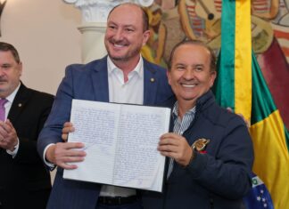 Jorginho Mello transmite cargo de governador do Estado para o presidente da Alesc, Mauro de Nadal