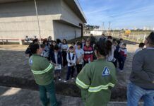 Alunos de Balneário Piçarras aprendem sobre saneamento em projeto socioambiental da Casan