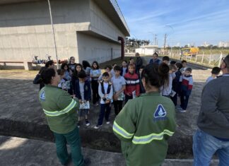Alunos de Balneário Piçarras aprendem sobre saneamento em projeto socioambiental da Casan