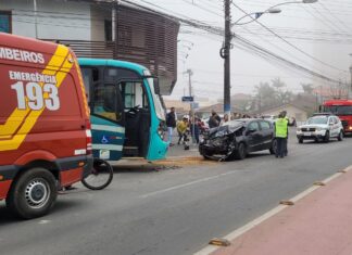 Ônibus que presta serviço de transporte escolar à Penha se envolve em acidente