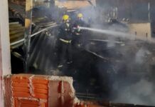 Incêndio destrói residência na Praia de Armação, em Penha